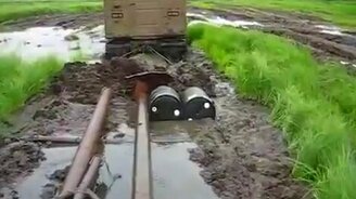 Прёт через болото, как танк - смотреть видео (2:49)