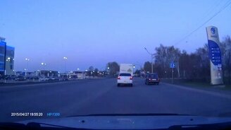 Непредсказуемый чудак на машине - смотреть видео (0:27)