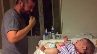 Папа меняет подгузник - смотреть видео (1:29)