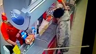 Бабуля проверила зажигалку - смотреть видео (0:32)