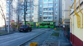 Длинный автобус в жилом дворе - смотреть видео (2:07)