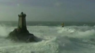 Вид на маяк во время шторма - смотреть видео (0:56)