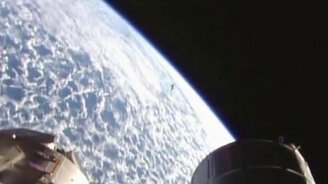 Пролетающий возле МКС НЛО - смотреть видео (2:14)