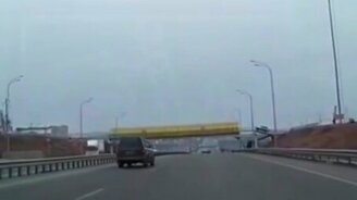 Езда по пешеходному мосту - смотреть видео (0:17)