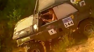 УАЗик едет под водой - смотреть видео (3:09)