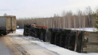 Как не надо буксировать фуру с обочины - смотреть видео (0:56)