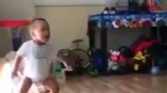 Малыш спародировал штангиста - смотреть видео (0:12)