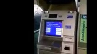 Осторожнее у банкоматов - смотреть видео (0:51)