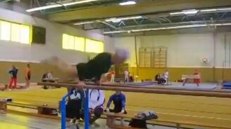 Бабушка-гимнастка - смотреть видео (1:07)