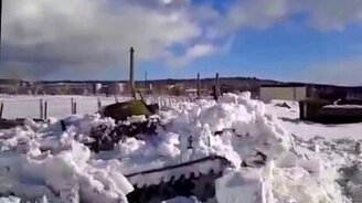 Танк выезжает из сугроба - смотреть видео (2:00)