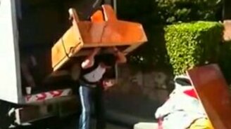 Грузчик и пианист в одном лице - смотреть видео (2:16)