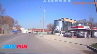 Когда пешеходу сильно повезло - смотреть видео (2:06)