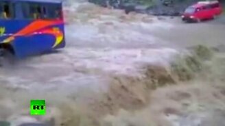 Автобус пересекает бурную реку - смотреть видео (0:46)