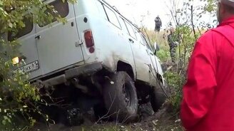 УАЗ-буханка преодолевает канаву - смотреть видео (1:01)