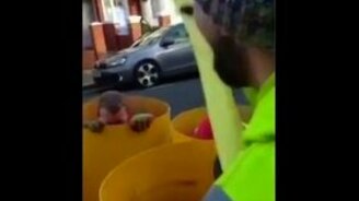 Дорожники разбавляют рабочую скуку - смотреть видео (0:28)