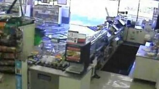 Снёс пол магазина - смотреть видео (0:33)