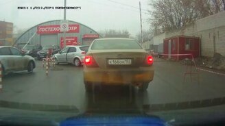 Нерешительная девушка за рулём против шлагбаума - смотреть видео (1:14)