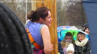 Девушки покоряют масленичный столб - смотреть видео (8:13)