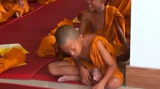 Маленький буддист засыпает на ходу - смотреть видео (5:42)