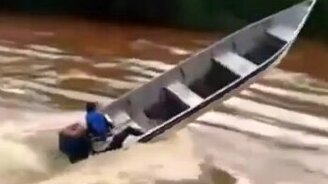 Поставил лодку на дыбы - смотреть видео (0:15)