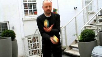 Сборка кубика Рубика и жонглирование - смотреть видео (0:27)