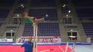 Выкрутасы гимнастки - смотреть видео (0:50)