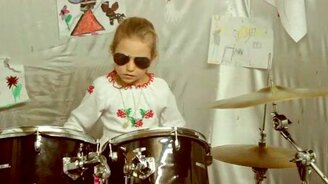 Юная барабанщица - смотреть видео (3:51)