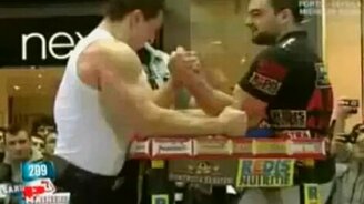 Бодибилдер против армрестлера - смотреть видео (0:48)