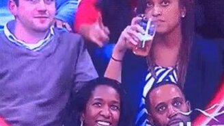 Облила впереди сидящих - смотреть видео (0:05)