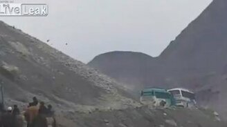 Камнепад в Пакистане - смотреть видео (0:49)