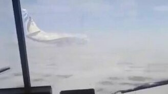 Ветер сдувает самолёт - смотреть видео (1:01)