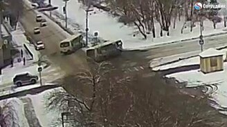 Не дал погоняться ПАЗикам - смотреть видео (0:57)