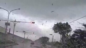 Сильный порыв ветра при смерче - смотреть видео (0:44)