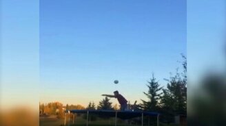 Смешной трюк на батуте с мячом - смотреть видео (0:17)