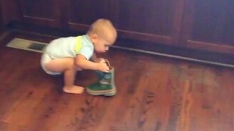 Малец пытается надеть сапог - смотреть видео (0:46)