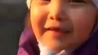 Проявление женской сущности в детстве - смотреть видео (0:14)