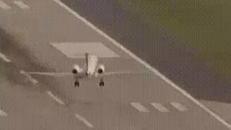 Приземление самолёта в сильный ветер - смотреть видео (0:15)