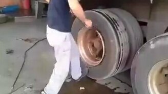 Замена шины на прицепе фуры - смотреть видео (1:27)