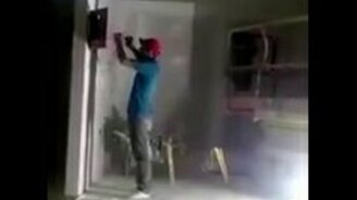 Недобрые шутки с электриками - смотреть видео (0:24)