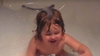 Шалунья в ванной и две собаки - смотреть видео (1:00)