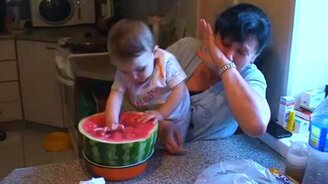 Малышка ковыряется в арбузе - смотреть видео (2:06)