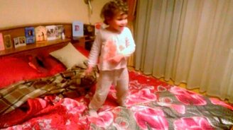 Детский танец на кровати - смотреть видео (1:09)