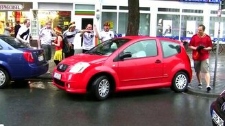 Дружная помощь женщине за рулём - смотреть видео (0:45)