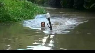 Вездеход-самоделка едет под водой - смотреть видео (0:22)