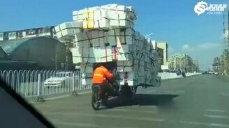 Азиатский доставщик-акробат - смотреть видео (1:44)