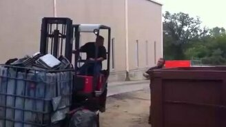 Неудача оператора погрузчика - смотреть видео (1:20)