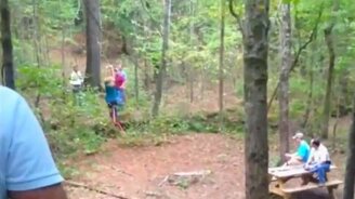 Двойное сальто на тарзанке - смотреть видео (0:21)