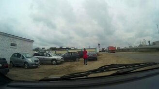 Наблюдательная девушка-водитель - смотреть видео (1:36)