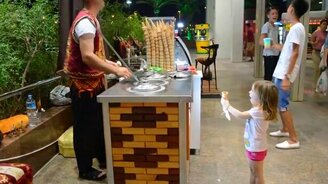 Мороженщик дразнит девочку - смотреть видео (1:11)