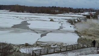Захватывающая ломка льда на водопаде - смотреть видео (5:43)